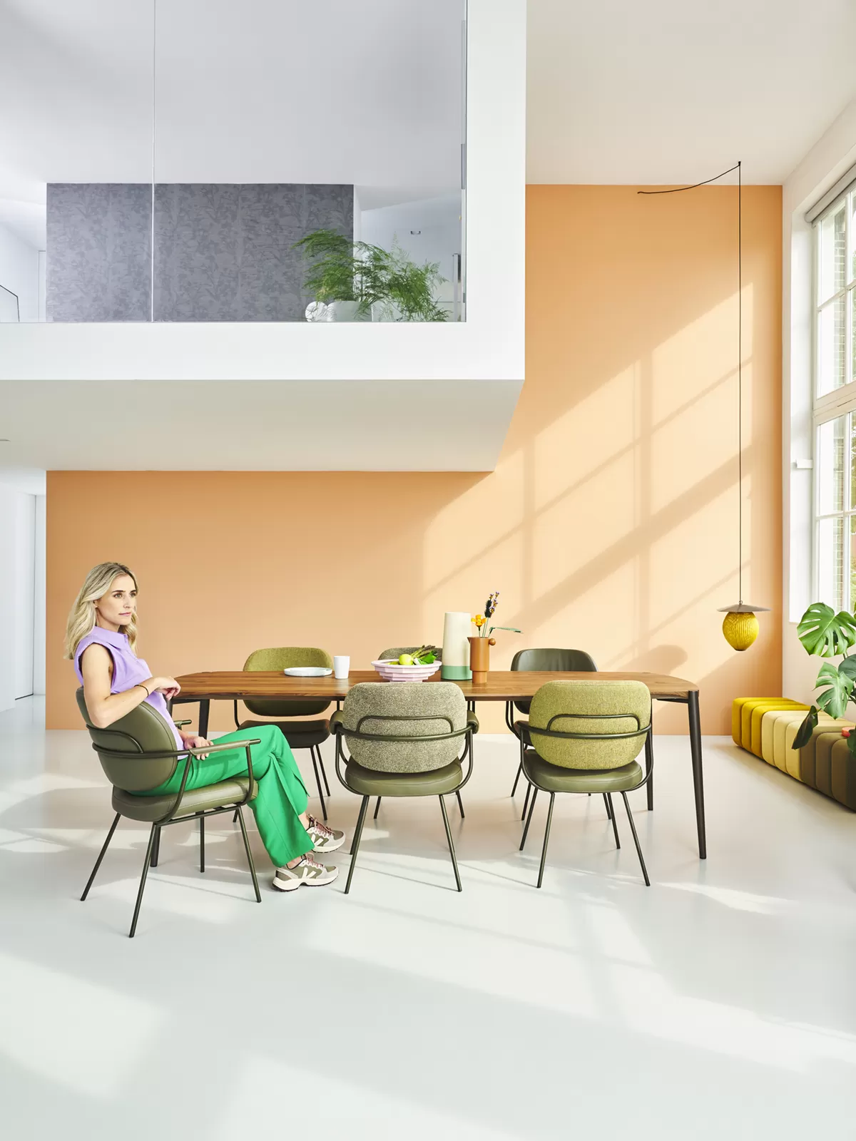 POPPY_NotenNoestig_olie_BP404_FLIP_ElbaOlive_SneakMoss_GrapeDaffoldil_SchockMustard_RAL6022_Model-1-WEB.webp